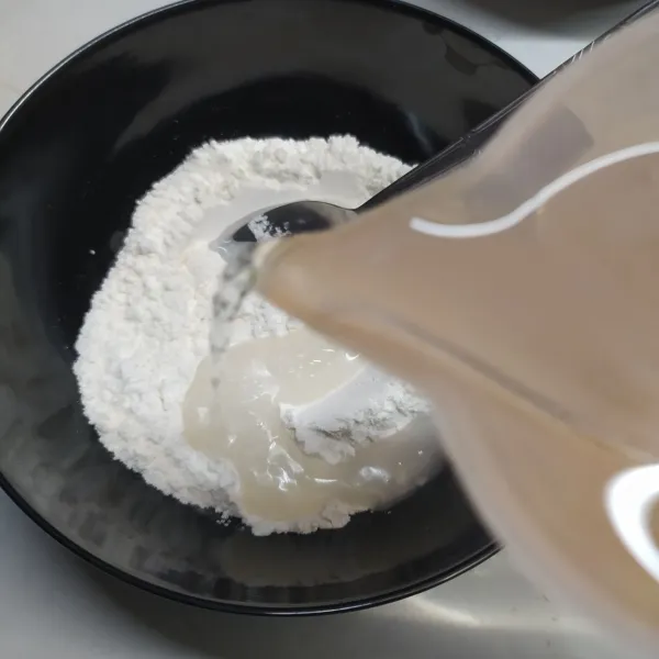 Beri air secukupnya, aduk sampai gula larut