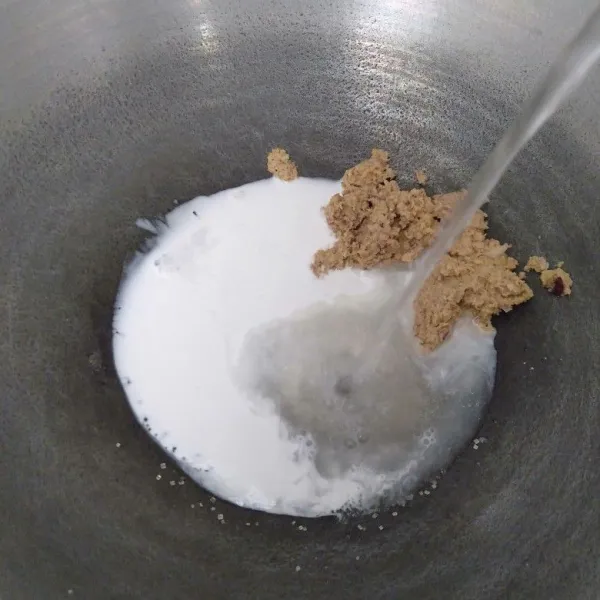 Campur bumbu halus, santan kara, garam, gula pasir, gula merah dan air/ kaldu rebusan daging. Aduk rata.