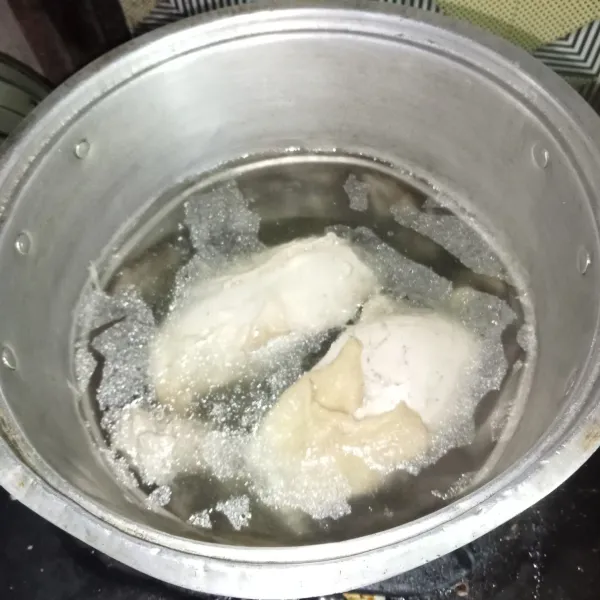 Rebus ayam di air mendidih selama 5 menit, lalu buang air rebusannya.