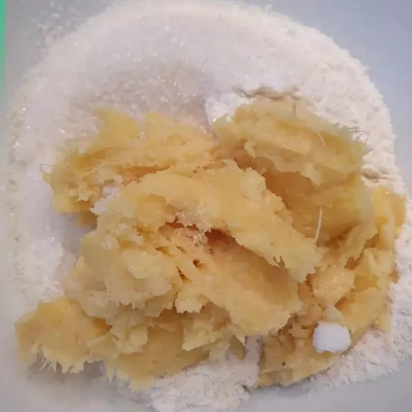Tambahkan gula pasir, terigu, baking powder, dan garam. Aduk rata.