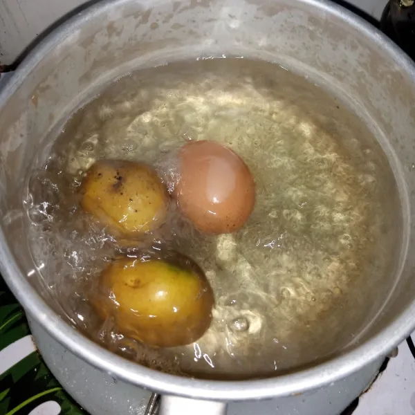 Rebus telur dan kentang hingga matang 15 menit.