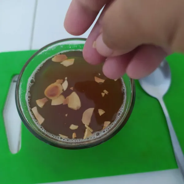 Taburi dengan kacang kenari/ almond sangrai. Sajikan.
