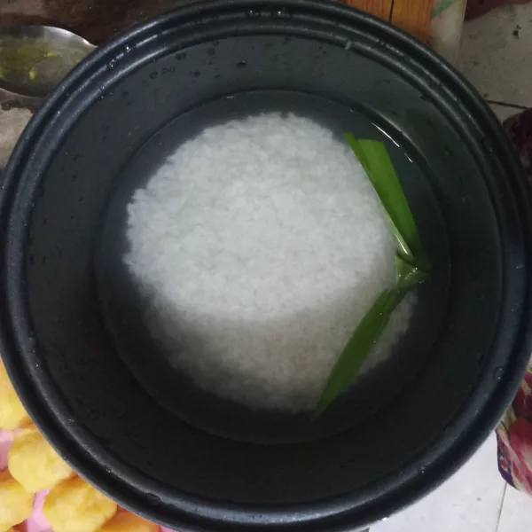 Cuci bersih ketan putih, tambahkan air, daun pandan dan garam. Masak dalam magic com seperti menanak nasi.