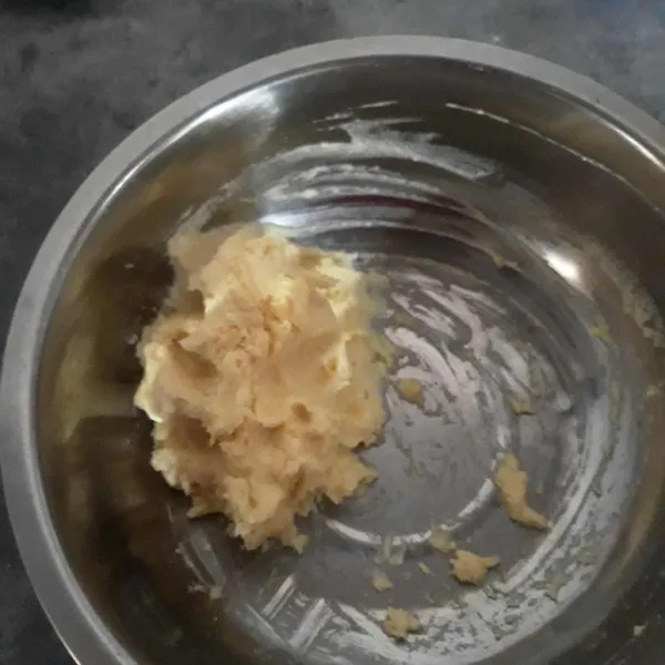 Selanjutnya tambahkan, tepung terigu, gula pasir, dan santan kental. Aduk hingga rata