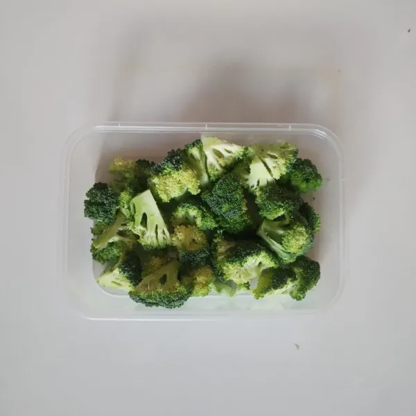 Potong-potong brokoli.
