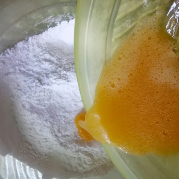 Campurkan tepung dengan adonan telur