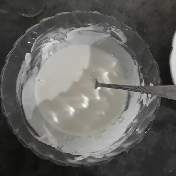 Sipakan wadah, masukan tepung beras, tepung terigu, garam dan tambahkan air sedikit demi sedikit hingga adonan tidak terlalu encer, aduk rata