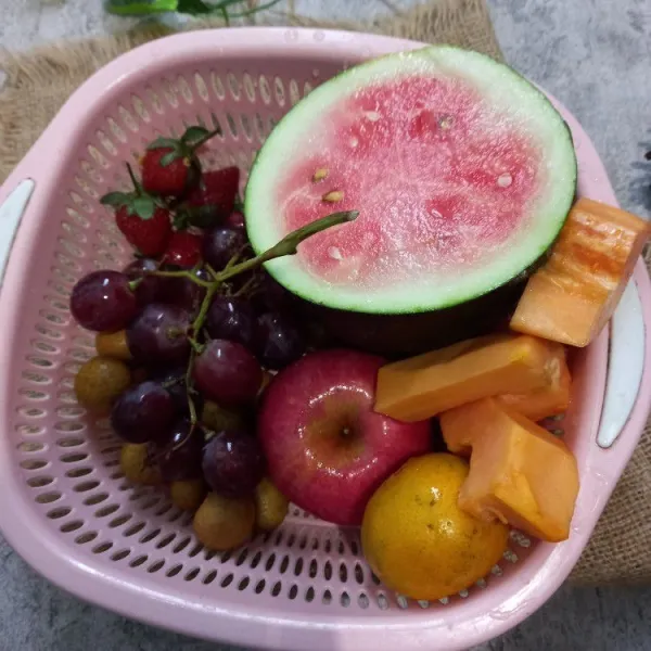 Cuci bersih buah buahan.