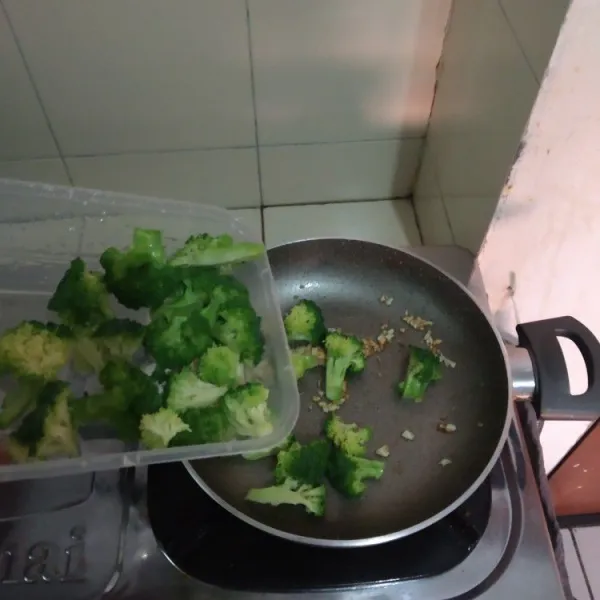 Masukkan brokoli.