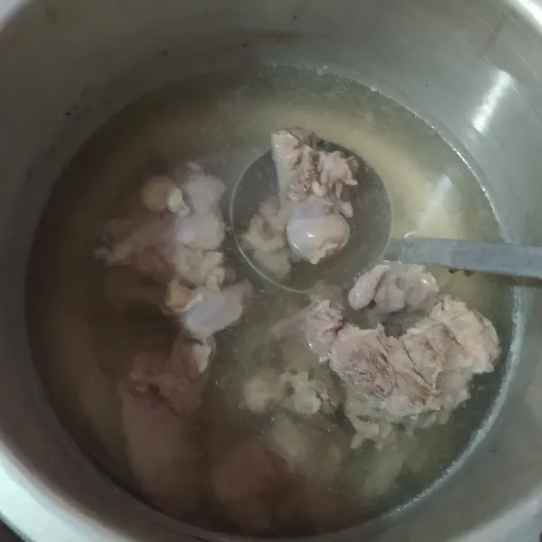 Rebus daging kambing dengan 3 liter air, buang busa-busa dan kotoran yang mengambang.