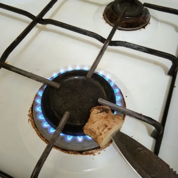 Bakar jahe, kemudian kupas