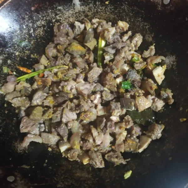 Masukkan daging dan aduk rata.