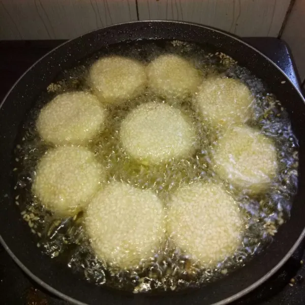 Siapkan pan dan panaskan minyak. Goreng rondo royal dengan api sedang