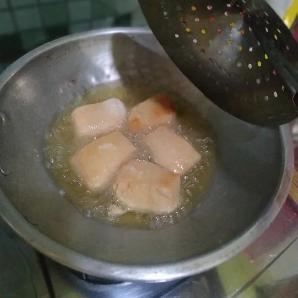 Marinasi tahu kemudian goreng hingga matang, sisihkan.