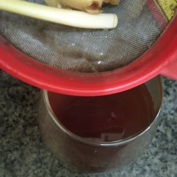 Saring pada gelas, sisihkan