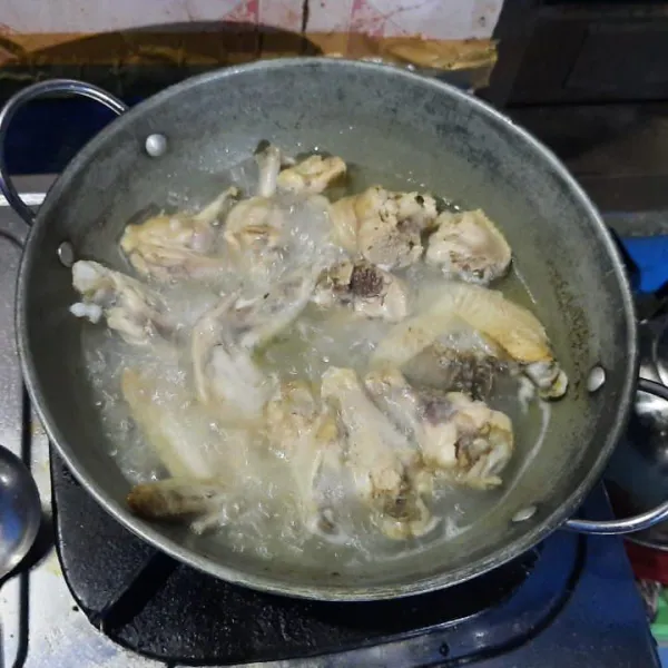 Rebus ayam sampai kaldu ayam keluar.
