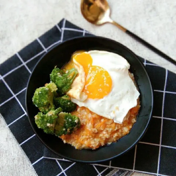 Siapkan mangkuk tata oats beri topping telur di atasnya, sajikan selagi hangat.