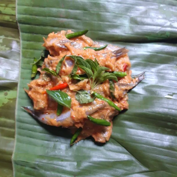 Siapkan daun pisang, lapis beberapa lembar, letakkan campuran sebanyak 2 centong atau sesuai selera.