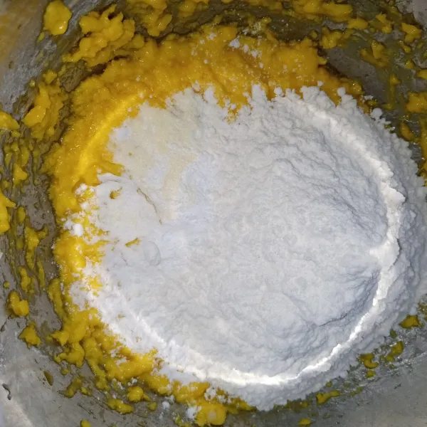 Masukkan susu bubuk, tepung terigu, tapioka dan tepung maizena.