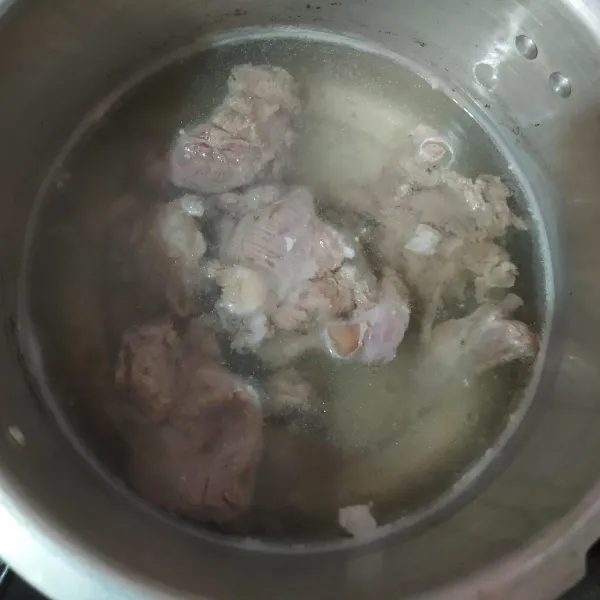 Rebus daging dengan 2,5 liter air, dan buang busa-busa dan kotoran yang mengambang.