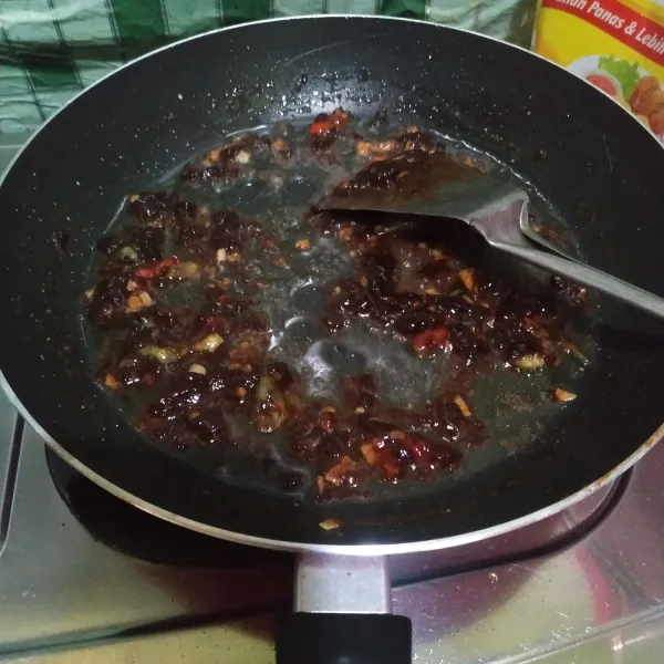 Tumis bawang merah, bawang putih cincang dan cabe rawit yang sudah diiris, tumis hingga harum kemudian tambahkan petis udang dan secukupnya air, tambahkan pula garam secukupnya. Masak hingga air menyusut.