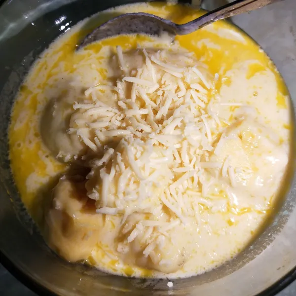 Kemudian masukkan tape dan parutan kejunya, aduk sampai rata