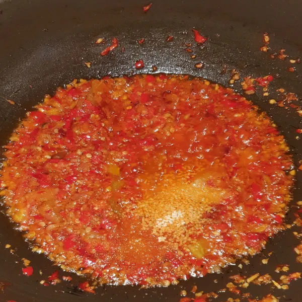 Masukkan air, tambahkan garam, gula, dan kaldu jamur. Aduk rata