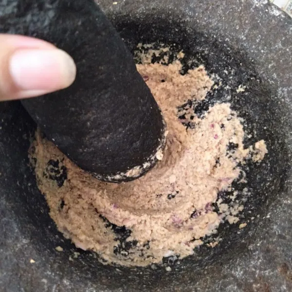 Haluskan bumbu halus.