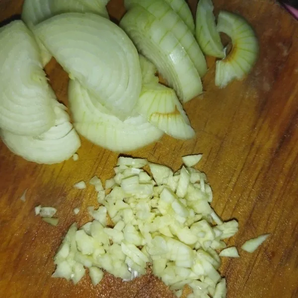 Lalu siapkan bawang bombay dipotong-potong dan bawang putih digeprek lalu dicincang.