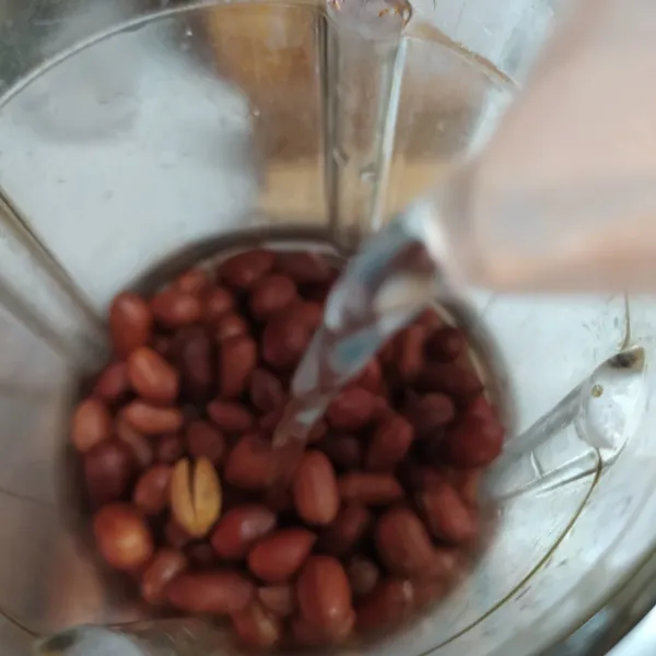 Bumbu kacang : blender kacang tanah goreng dengan secukupnya air sampai halus, sisihkan.