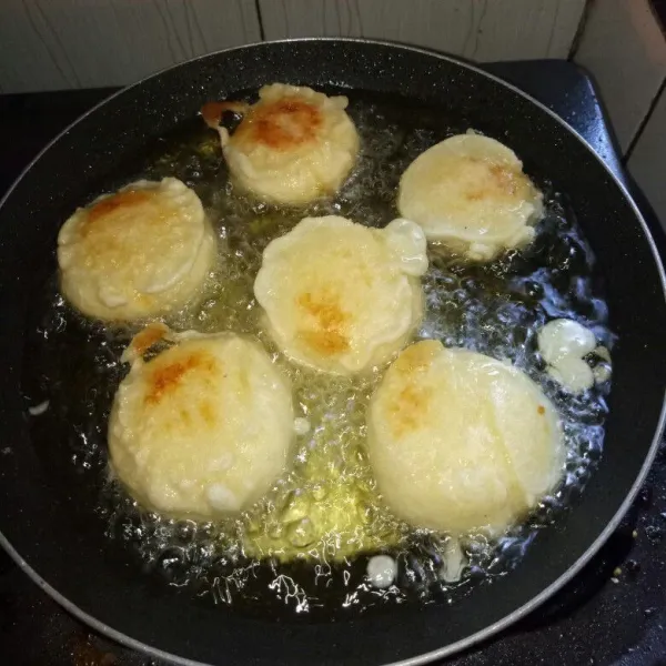 Siapkan pan dan panaskan minyak. Goreng rondo royal sampai matang dan berwarna golden brown. Angkat, tiriskan dan sajikan dengan taburan gula halus