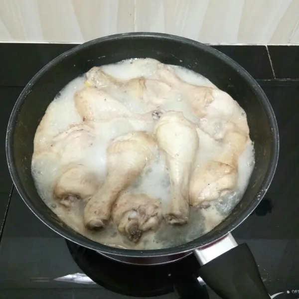 Kecilkan api kompor, lanjutkan memasak hingga ayam matang dan kuah menyusut. Lalu angkat ayamnya.