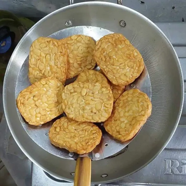 Goreng tempe sampai matang, angkat, tiriskan