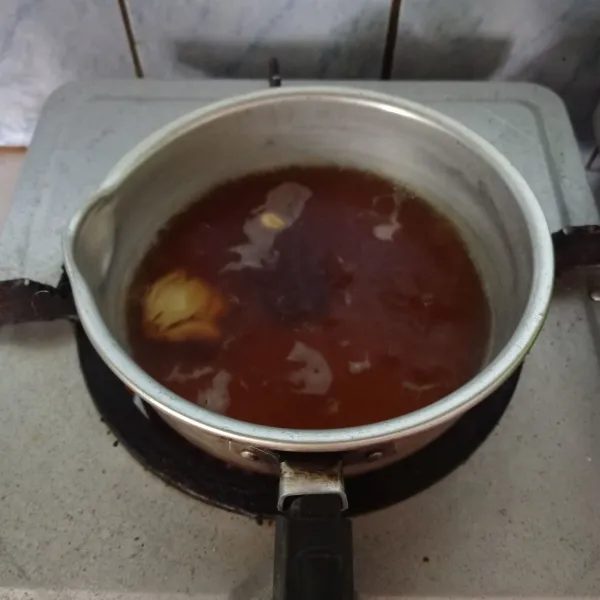 Didihkan air, masukkan gula merah, jahe yang sudah digeprek dan bubuk jahe merah. Masak hingga mendidih.