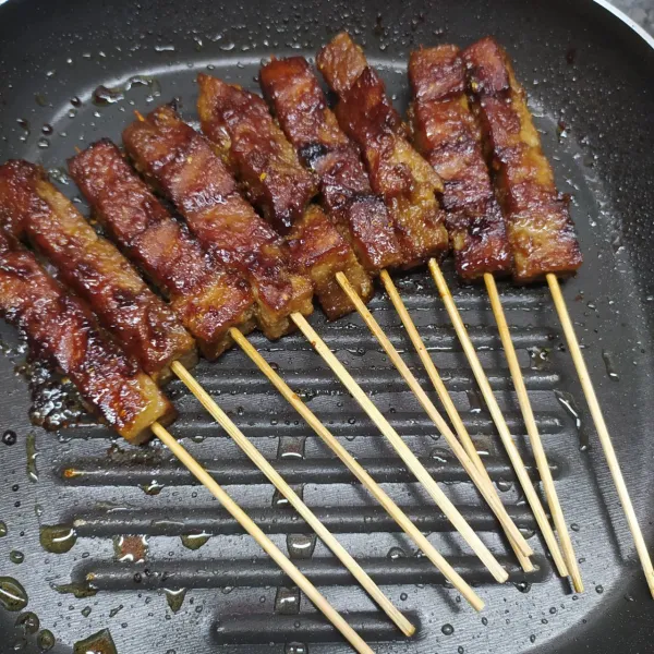 Panaskan grill pan, oles sedikit minyak. Panggang sate sambil dibolak-balik sampai kecoklatan. Angkat dan sisihkan.