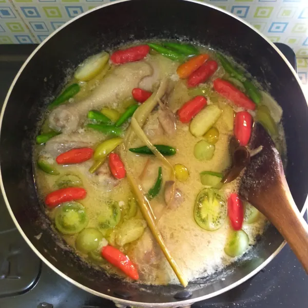 Masak hingga airnya berkurang setengahnya, lalu tes rasa kemudian matikan api.