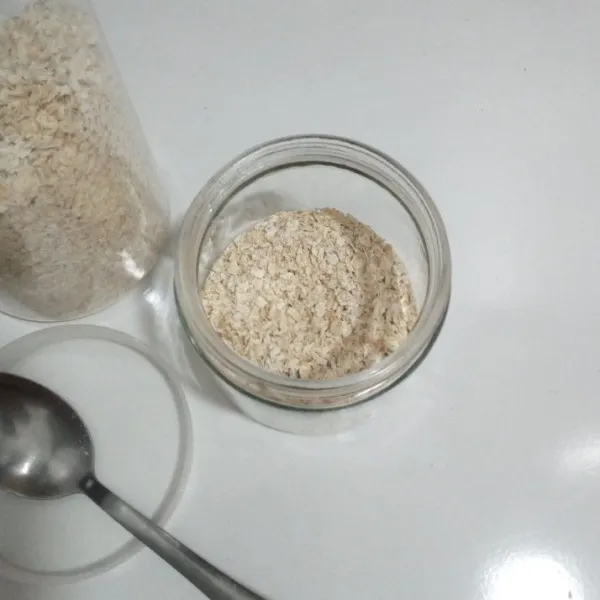Tuang 4 sdm oatmeal ke dalam toples kaca yang bersih.