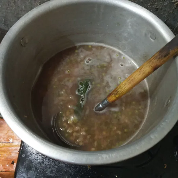 Rebus kacang hijau, gula pasir dan daun pandan dengan metode 5:30:7 dengan kondisi panci tertutup.