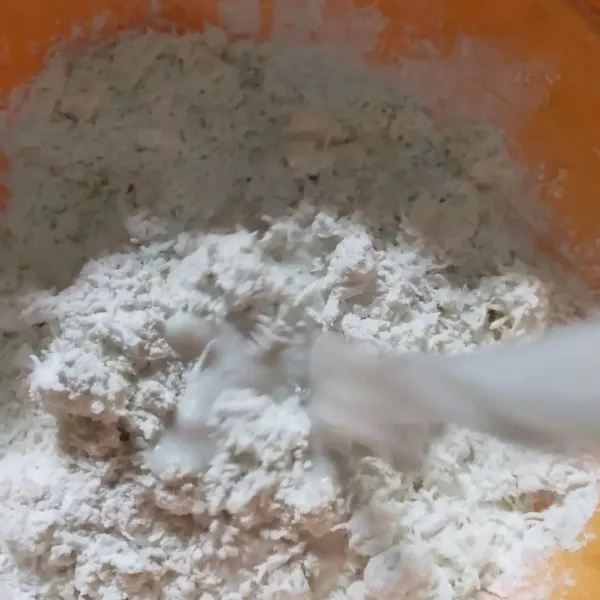 Campur tepung, garam dan kelapa muda parut. Tuang santan, aduk rata.