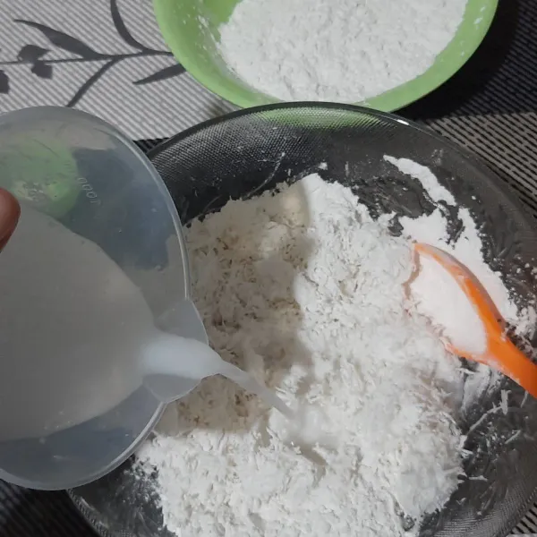 Campurkan kelap parut dan tepung beras lalu tuang santan sedikit demi sedikit