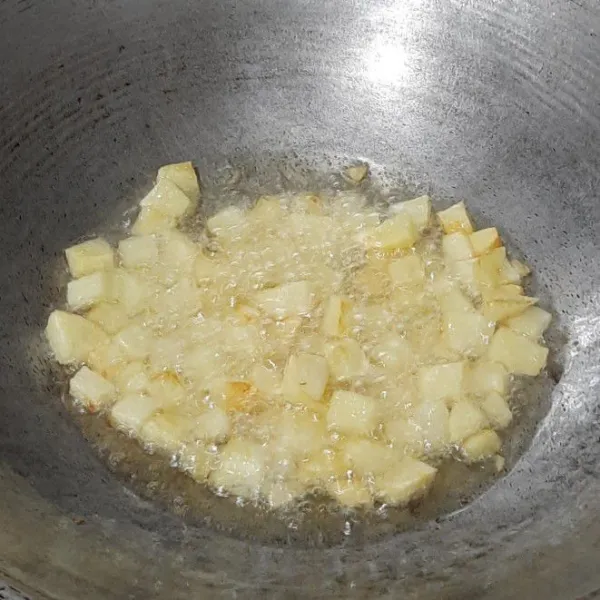 Goreng kentang hingga sedikit berkulit.