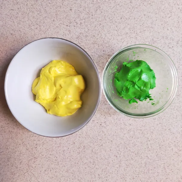 Bagi adonan menjadi 2 bagian, satu beri pewarna kuning dan satu lagi beri pewarna hijau, kemudian uleni masing-masing adonan sampai warna tercampur.
