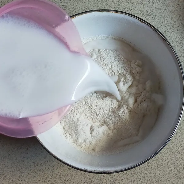 Lalu tambahkan tepung terigu, tepung beras, garam baking powder dan santan aduk hingga rata.