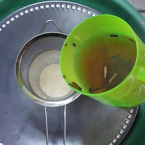 Ambil air teh panas,  saring masukkan ke dalam gelas kocokan telur tadi