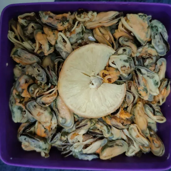 Beri kerang perasan jeruk lemon .