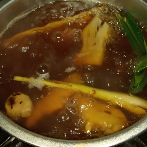 Masak sampai mendidih, koreksi rasa. Matikan api, biarkan agak hangat.