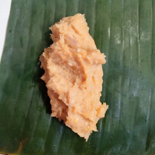 Siapkan daun pisang. Ambil secukupnya adonan. Kemudian bungkus.
