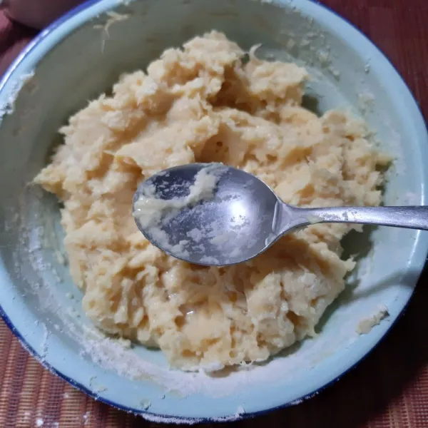Tambahkan air sedikit-sedikit sembari diaduk. Cukup hanya untuk memudahkan dibentuk.
