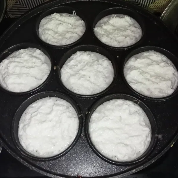 Panaskan cetakan dan masukkan adonan secukupnya, masak dengan api kecil saja.