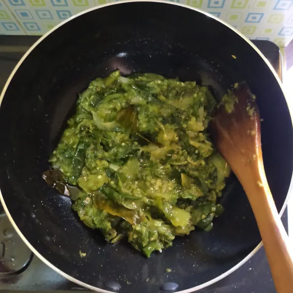 Masak sambal sampai minyaknya keluar lalu matikan api.